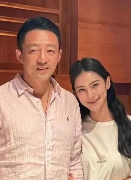 多好的一家人！
曾经，妈妈是大明星；现在妈妈不在了！

曾经，爸爸是京城四少；现