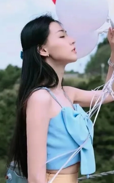 丁笑滢是一位极具魅力的95后演员。面容精致，有灵动的五官和感染力十足的笑容。气质