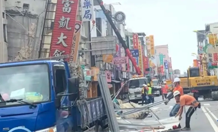 台湾花莲连发两次6级以上地震。震源深度10千米。现场有大楼倾斜倒塌。
据统计20