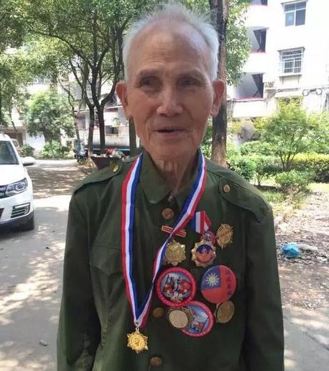 1945年5月，机枪手曾岳峰因伤掉队，没想到，他遇到100名日军正在吃饭！他立马