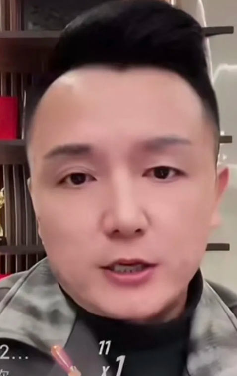 起初，九哥面对罗姣直播间的诉苦能保持定力，显得淡然洒脱，可经不住罗姣一直絮絮叨叨