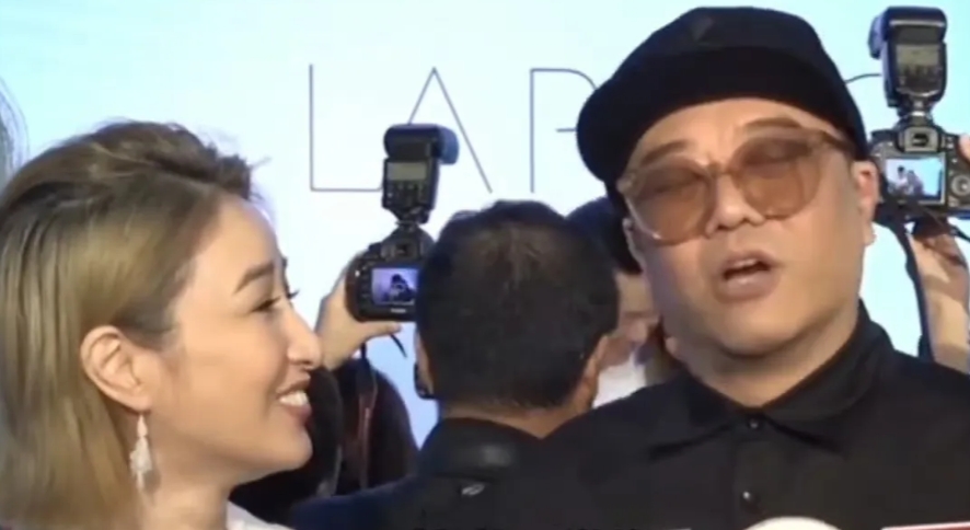 欧阳震华采访时突然说：“前列腺发炎…”吓得旁边的关咏荷赶紧捂住了嘴巴，欧阳震华还