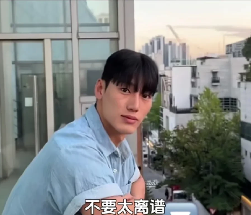 听说韩国现在流行这种大脚趾发型了？
这什么审美，头发像狗啃了一样，估计这下影响不