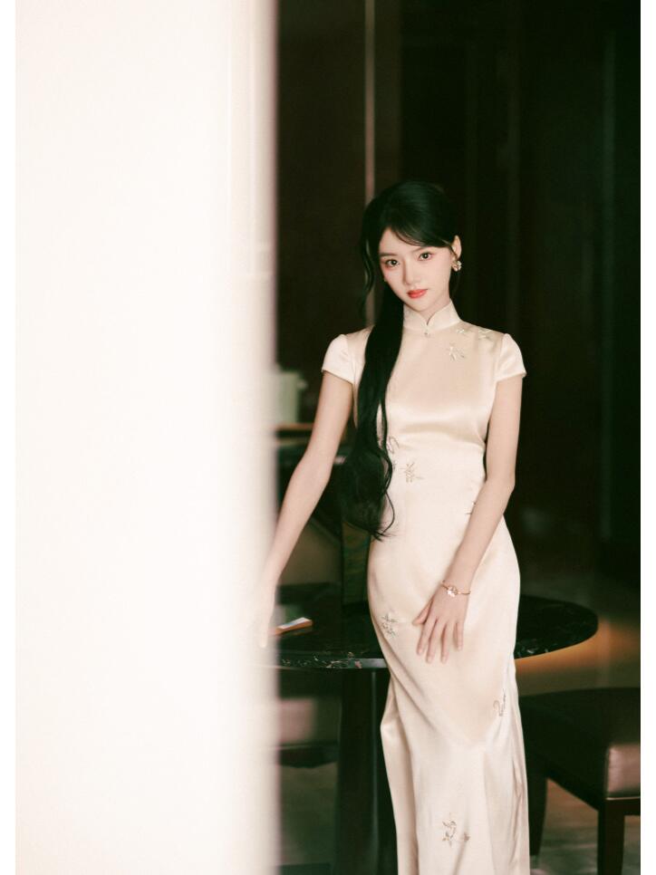 被任敏的月色旗袍造型美到了