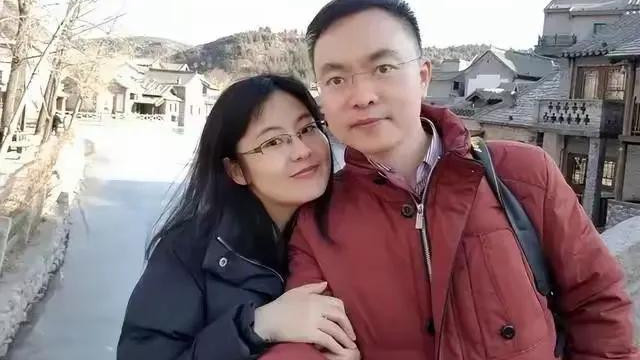 蔡磊的妻子：小蔡磊11岁，北大研究生，只见面2次就答应了求婚