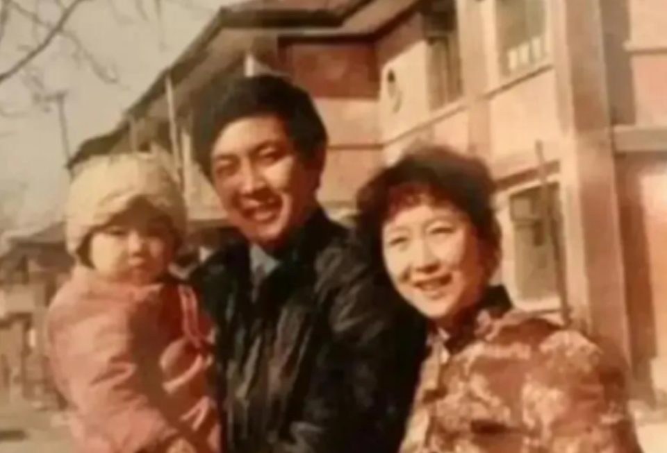1990年的除夕夜，唐国强的妻子洗完澡化完妆，抛下年仅7岁的女儿，在卫生间自缢身