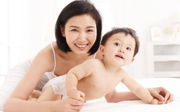 生活成本飞涨，尤其是在大城市。房价高得离谱，养个孩子简直是个天文数字。年轻人为了