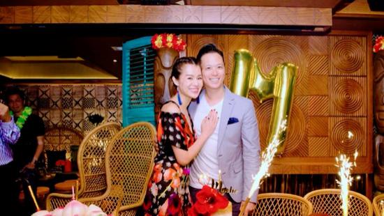 45岁胡杏儿新年晒全家福，4年生三个儿子，豪门老公颜值真保鲜