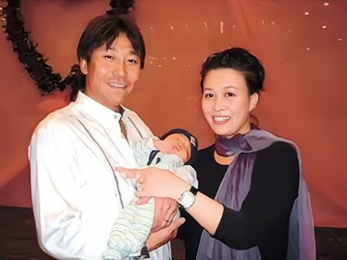 2004年，那英未婚先孕，为高峰生下一个儿子，在坐月子的期间，一个女人带着一个3