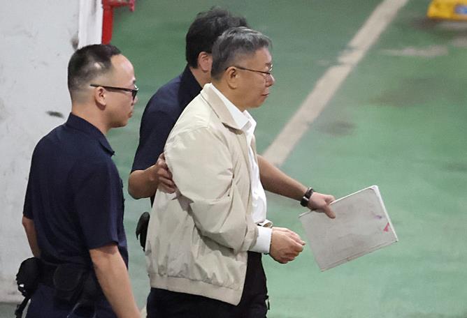 台湾《联合报》今日评论道：“今年元月，柯文哲未如他自诩地夺下‘大选’的‘老二’地