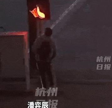 在一个平常的傍晚，杭州的街头上，一个14岁的男孩悄然做出了一个大动作，这个动作却