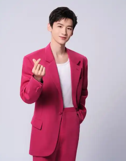 一时竟不知道先气哪个！[泪奔]

白敬亭:“我那天打王者给我气的，就是结束之后突
