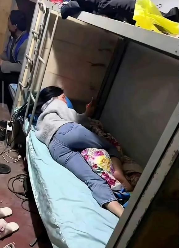 能够陪着你一起睡工地宿舍的女人，一定要好好珍惜！