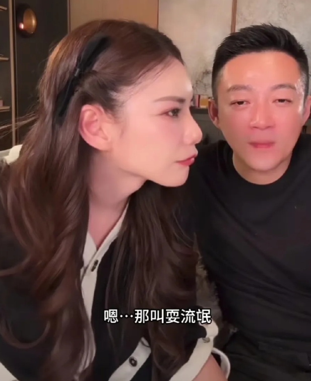 这俩人真有点甜。
马筱梅跟汪小菲说：“今天有个粉丝宝宝问，为什么你老公总亲你脸，