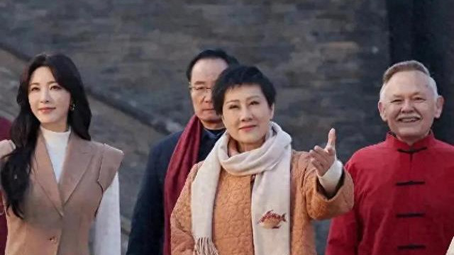 曾黎与张凯丽同框，曾黎富贵范十足，48岁还未婚，各位条友努力啊