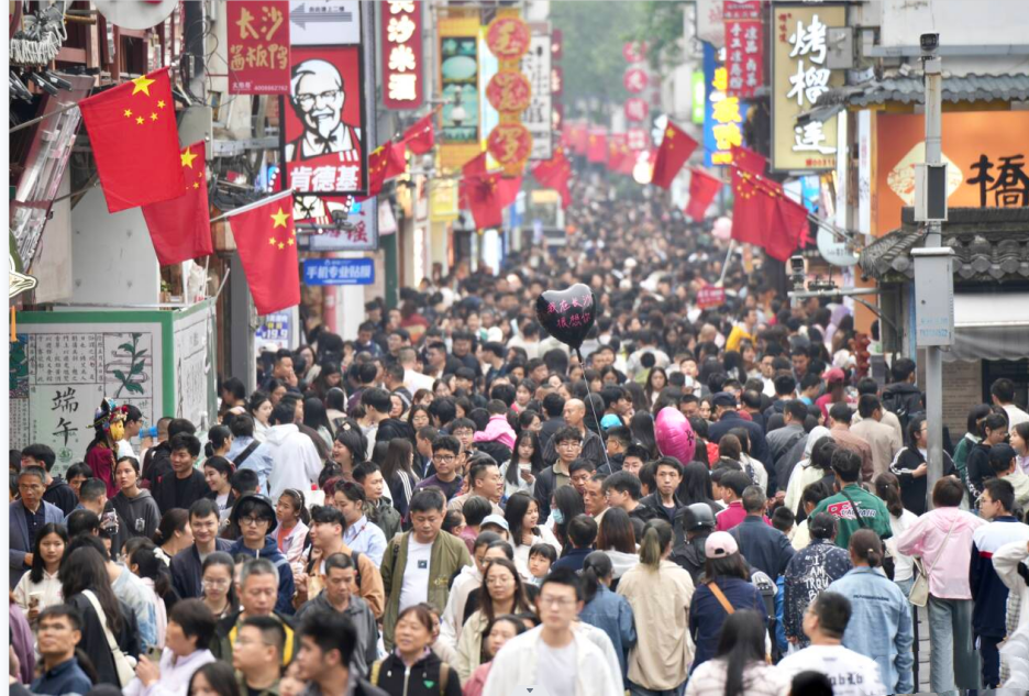  又是一个人贴人的五一假期，这些景区挤到爆！


长沙橘子洲：人山人海，从橘子洲