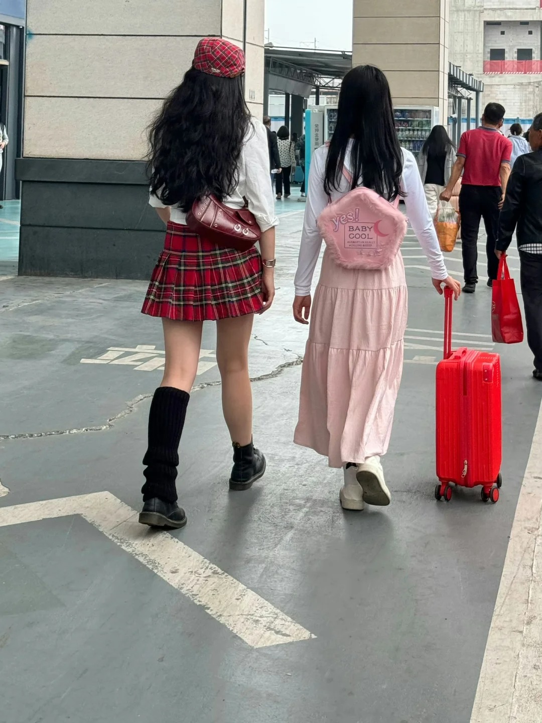 为什么女生出去两天还要拉行李箱。。。
这是男同事对我的疑问🤔
那我反问男生，为