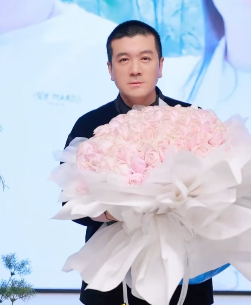 杨子捧着玫瑰花和钻戒向黄圣依表白，我注意到几个有趣的细节