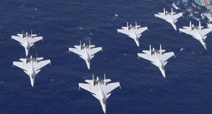 悄声干大事！原来我国首次亮相的双航母群中有三款歼15
近期我们权威媒体首次对外正