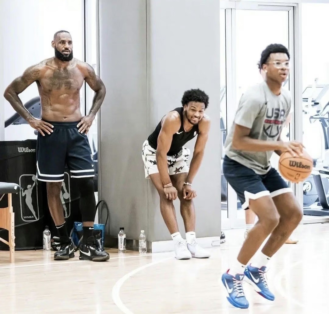 NBA选秀之前，老詹带着俩儿子在纽约训练，卡卡一顿扣，记者卡卡一顿拍，为了给布朗
