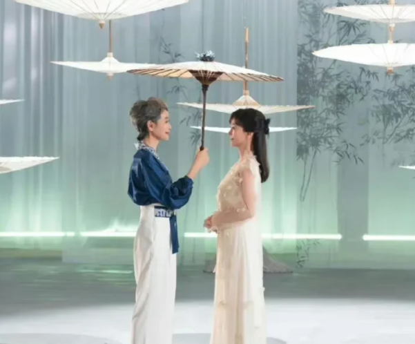 从青丝到白发。

许仙还是那个许仙，白娘子也依旧是那个白娘子。

两人还是一如既