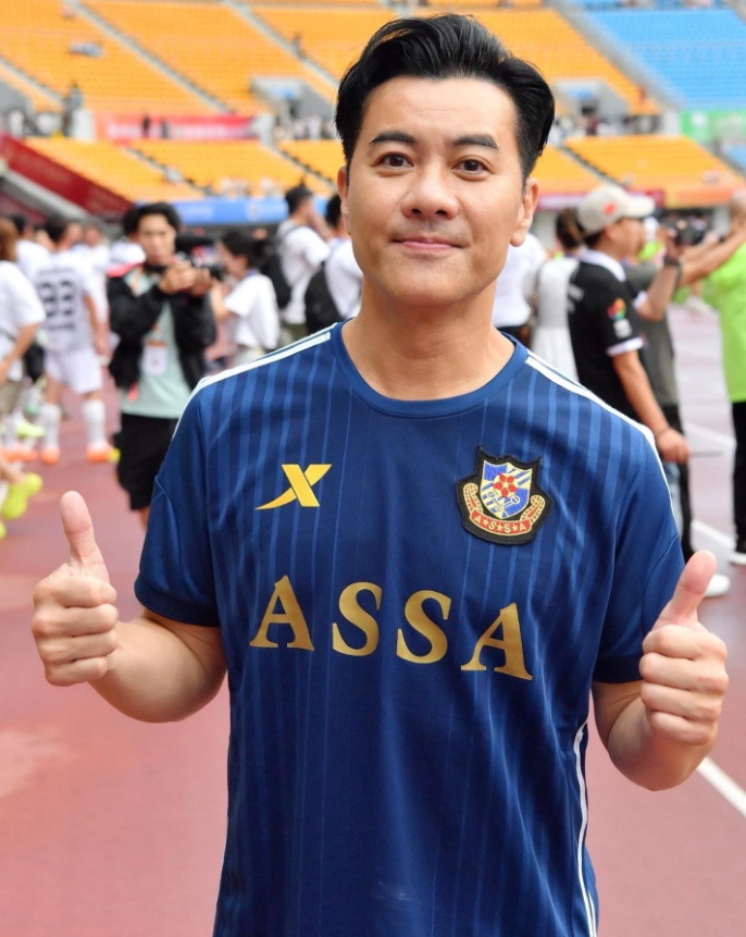 他是香港很出名男歌手，曾经有一段时间非常红，但现在都没有出新歌，估计现在年轻人都