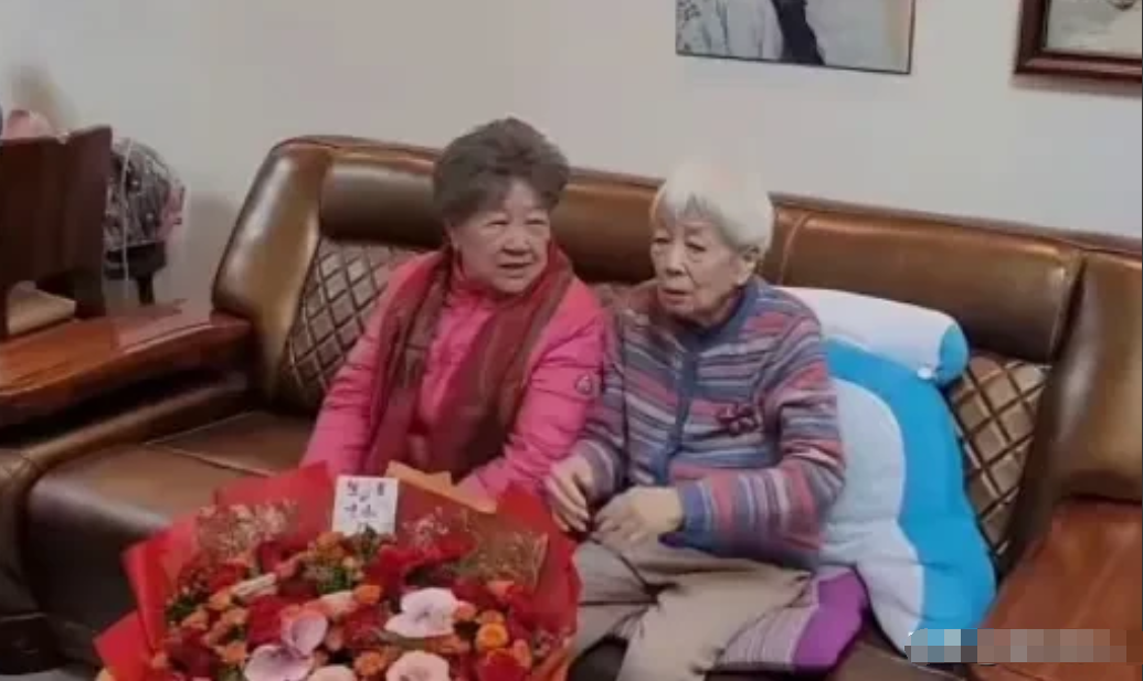 不知为何，看到满头白发的谢芳老师，我的心瞬间一阵酸楚[流泪]她怎么一下变得如此憔