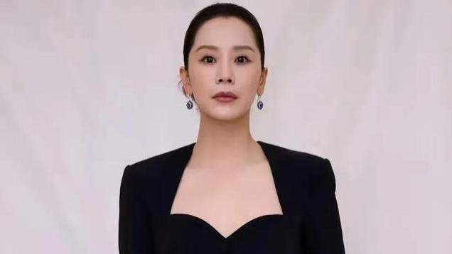 炸裂，46岁海清被71岁曾志伟摸脸，丈夫身份引人热议，这瓜保熟