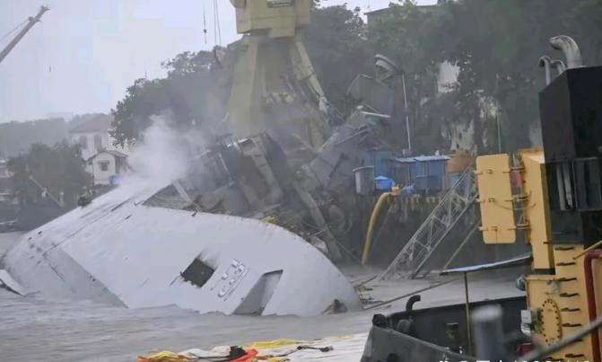 时隔8年后，印度军舰以同样的姿势倒在港口里

印度海军又双叒叕丢人了。22日印媒