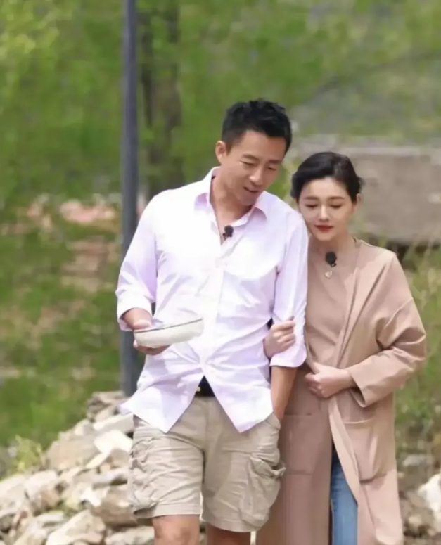 原来汪小菲的原名叫汪少菲呀，因为他爸妈忙事业，他从小跟着姥姥长大，姥姥爱叫他小菲