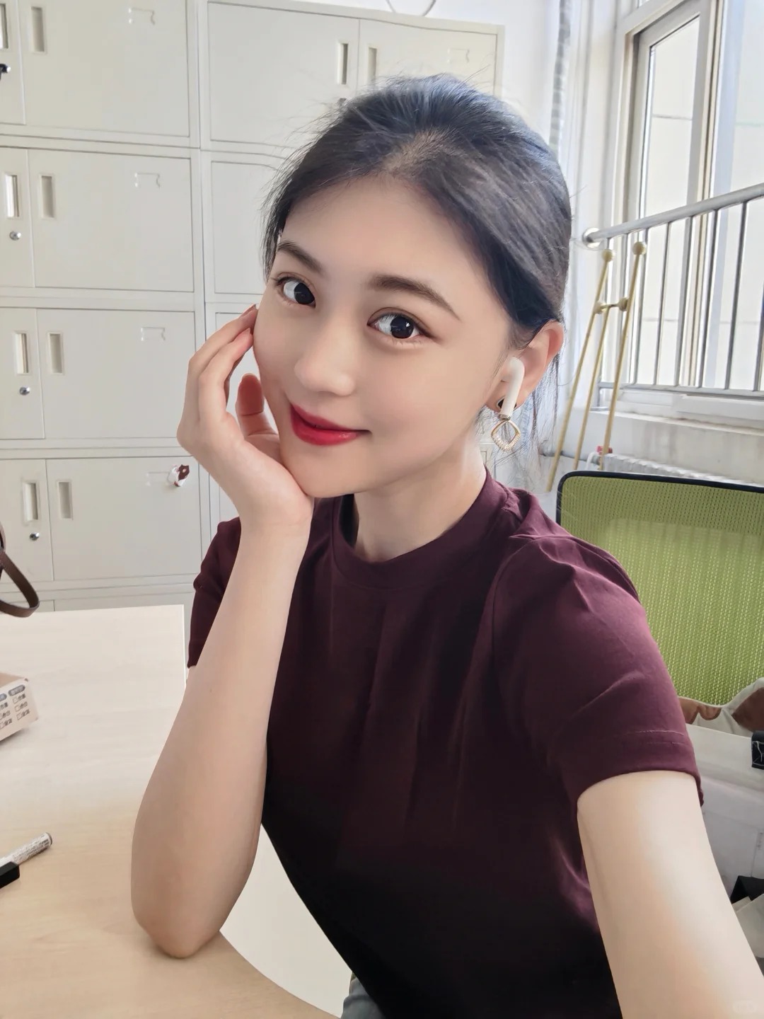 教师下班以后有多累
答案是：巨累，不想说话，脑子不想转，进了电梯忘了按楼层