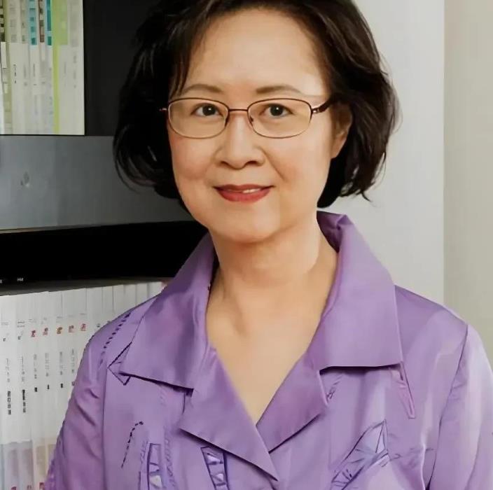 琼瑶离世半个月，平云发布了喊妈妈的道歉信。
 
这声妈妈晚了一点！如果在琼瑶阿姨