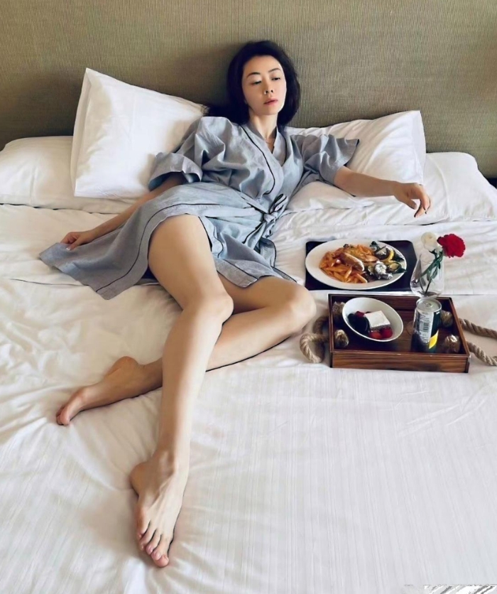 熊黛林生活奢华，脚特别大[呲牙笑][呲牙笑][呲牙笑][呲牙笑]