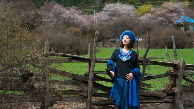 父亲瞧不上母亲，她背着被子提着灯盆把自己嫁了，婚后父亲笑了