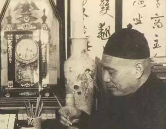 1949年，在那个充满变革与希望的年代，中央人民政府的成立迫切需要一枚象征国家权