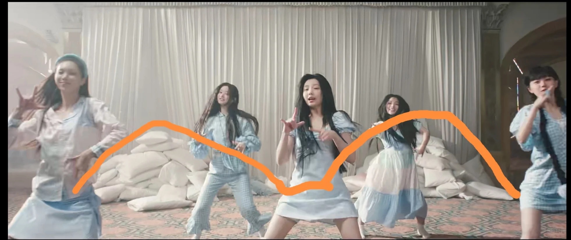 illit的mv…我又找到了一个恐怖的地方…
大家可以去mv里看看这段枕头的摆放