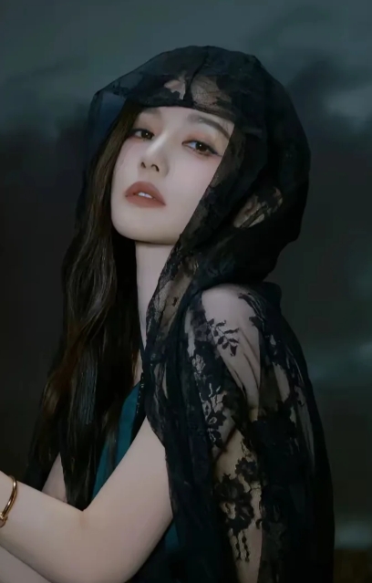 暗黑女神李一桐
李一桐，
中国内地影视演员，
165/42，
1990年出生，