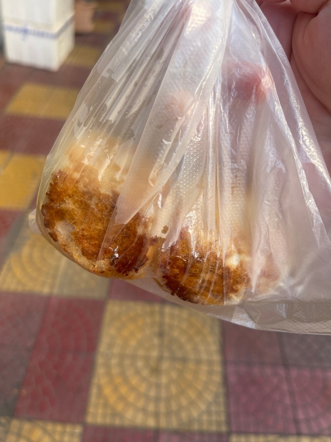 早餐买了二个煎包，扫了两块钱给老板。然后就走了，结果老板追过来了说，喂，喂～穿红