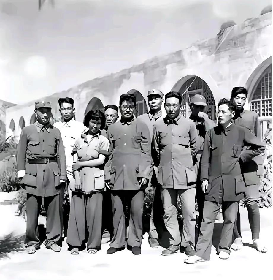 真实的历史瞬间。
1942年，贺龙元帅和薛明在战友们的祝福下，在窑洞旁边，举行了