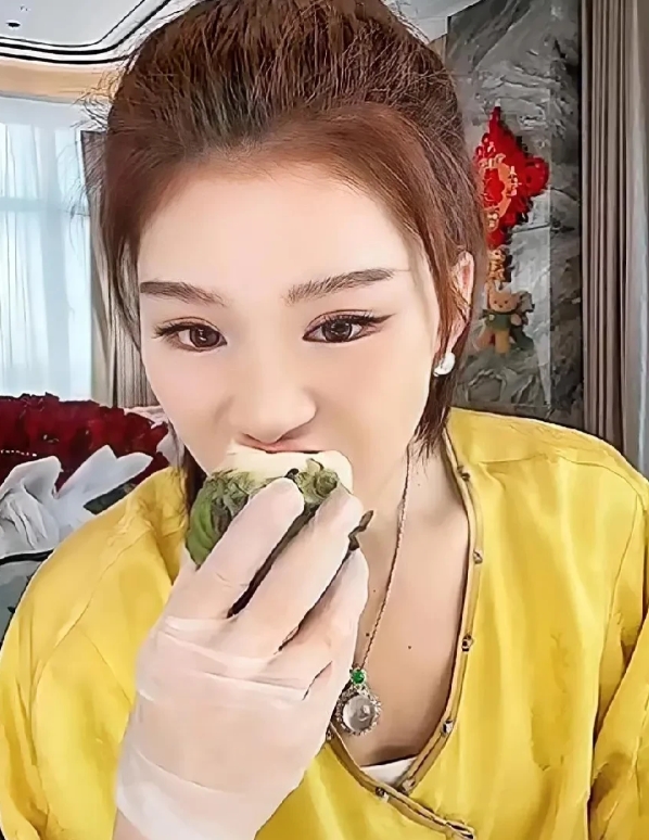 白鸽和老许应考虑要孩子了
  张白鸽和男友老许已相恋十年，现在的她事业有成、爱情