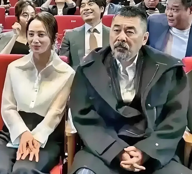 看到这张照片，叫人无语了。第一感觉两口子咋突然变得这么老呢！尤其是陈建斌，胡子已