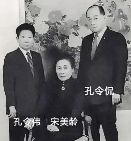 1994年，孔令伟去世后，姐姐孔令仪为她换上旗袍，化上淡妆，轻声叹息，愿来生能做