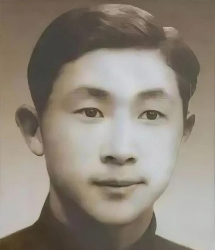 1947年，一名地下党因叛徒出卖被捕，为传递情报3次利用上厕所机会悄悄对叛徒说：