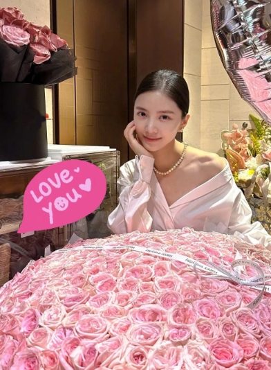 杜淳和老婆的生日就差一天
好巧啊！
他自己昨天过生日静悄悄的，就发了一个系统动态