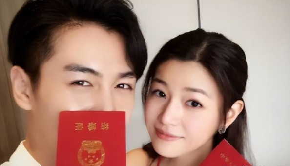 知名狗仔卓伟说，陈晓和陈妍希分居一年多，男方连孩子都不回去看，是什么原因让一个男