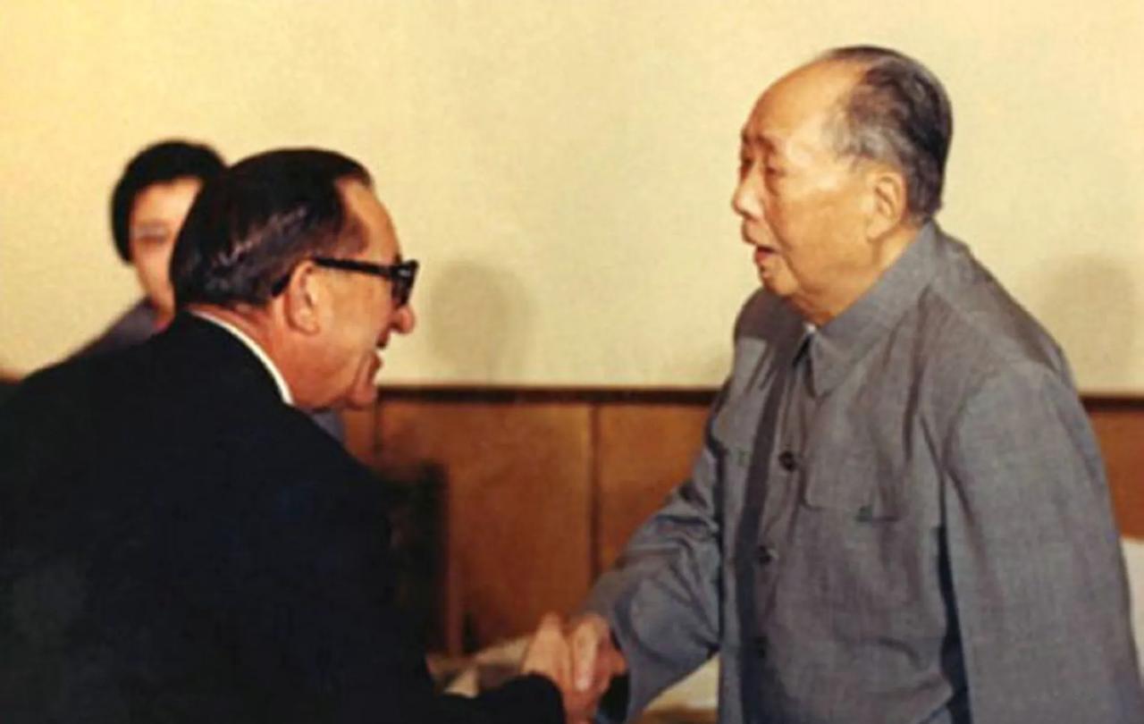 1975年1月9日毛主席在长沙九所六号楼，接见马耳他政府总理明托夫。明托夫对中国