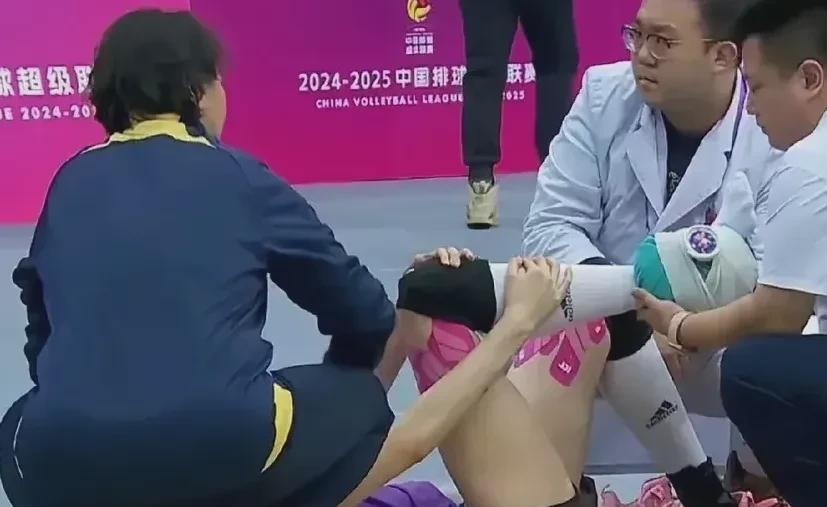 
 
 
队友倒地瞬间冲在最前头的身影最动人。李盈莹受伤那会儿，张世琦二话不说就