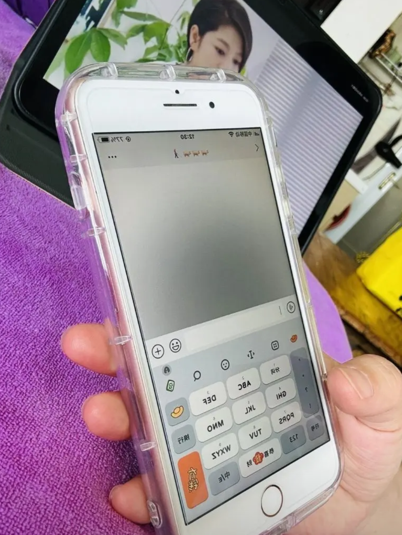这事儿吧，挺有意思的，现在都已经快要到2025年了，居然还有人拿着iPhone 