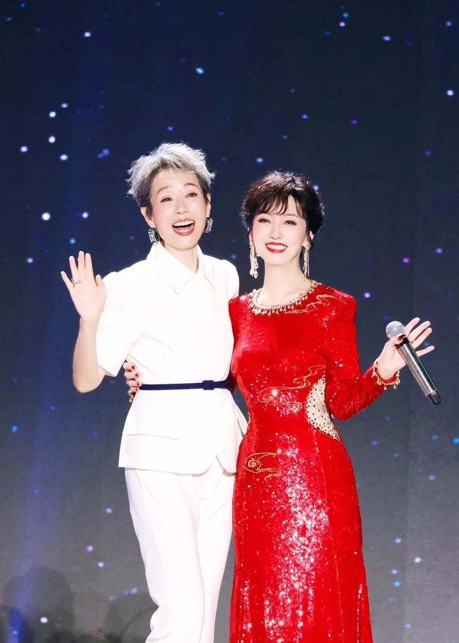 赵雅芝叶童春晚合体演绎经典，细节之处见真情