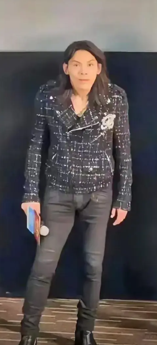 向佐演绎了，不怕富二代玩物丧志，就怕踌躇满志。
绝对是含着金钥匙出生，开局即王炸